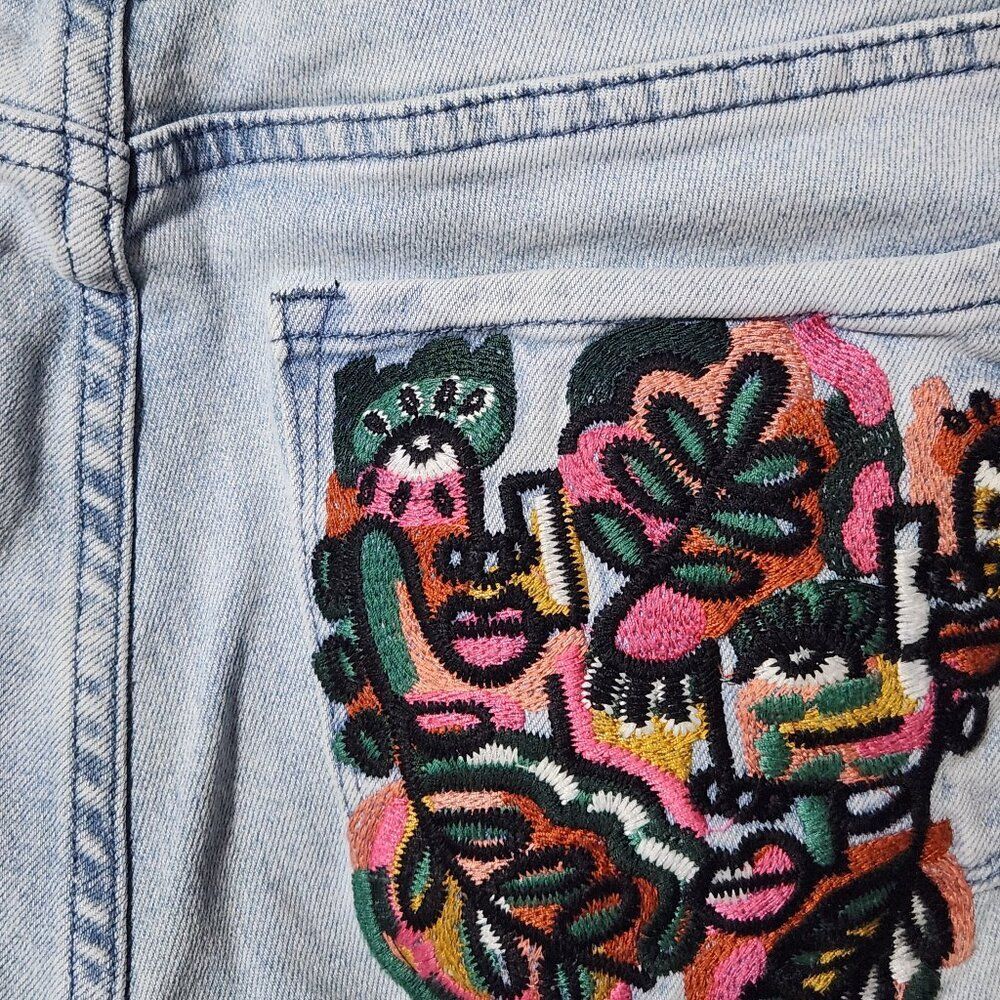 AKIRA Hidden Faces Embroidery Detailed Straight Leg Jeans Size 5 - Picture 2 of 12